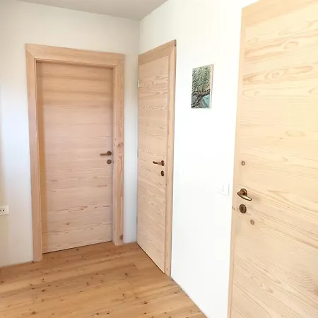 Апартаменты Naravna Lesena Hisa V Naravi Z Lastnim Vrtom Иг